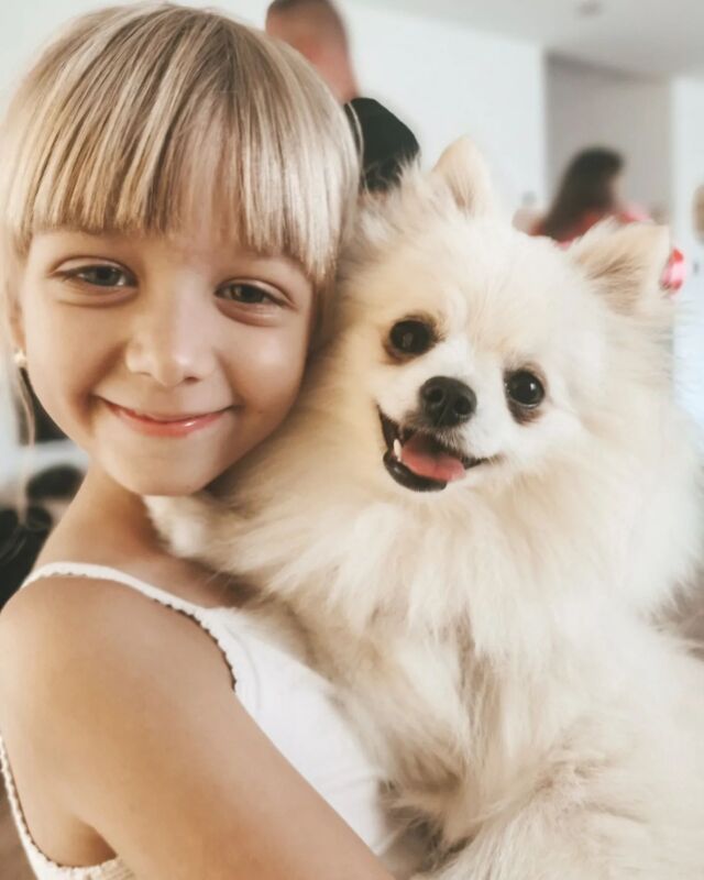 Miłość do czworonogów po mamusi🥺❤️
.
#piesek #dziewczynka
